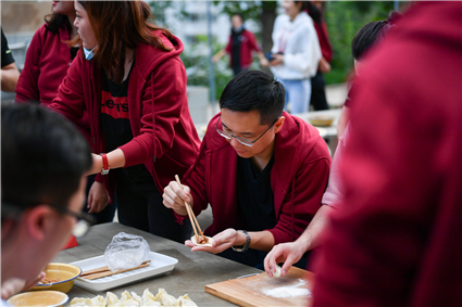 田轩与同学们一同包饺子.jpg 田轩与同学们一同包饺子.jpg