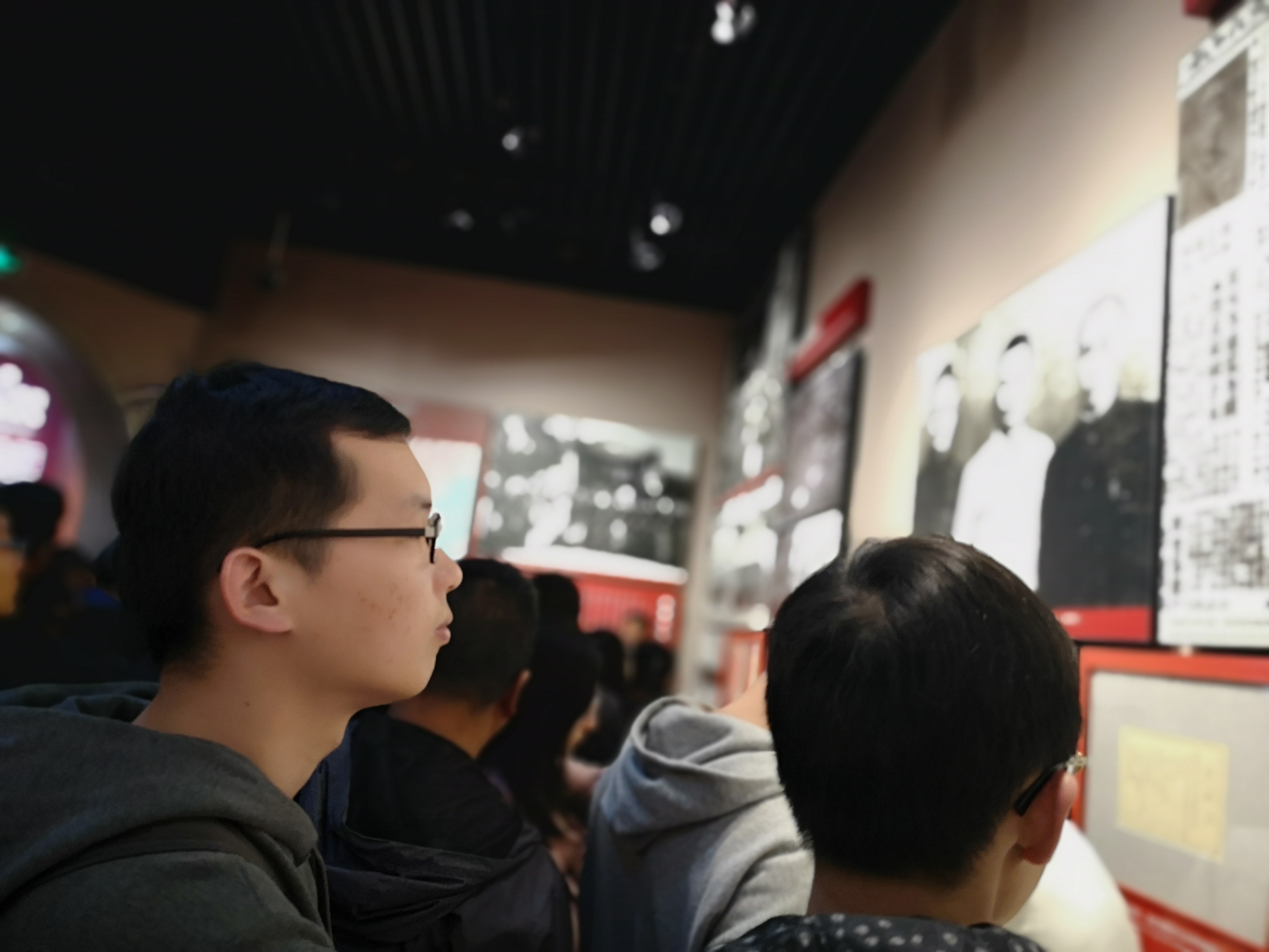 图为支部同学认真参观、学习纪念馆历史.jpg 图为支部同学认真参观、学习纪念馆历史.jpg