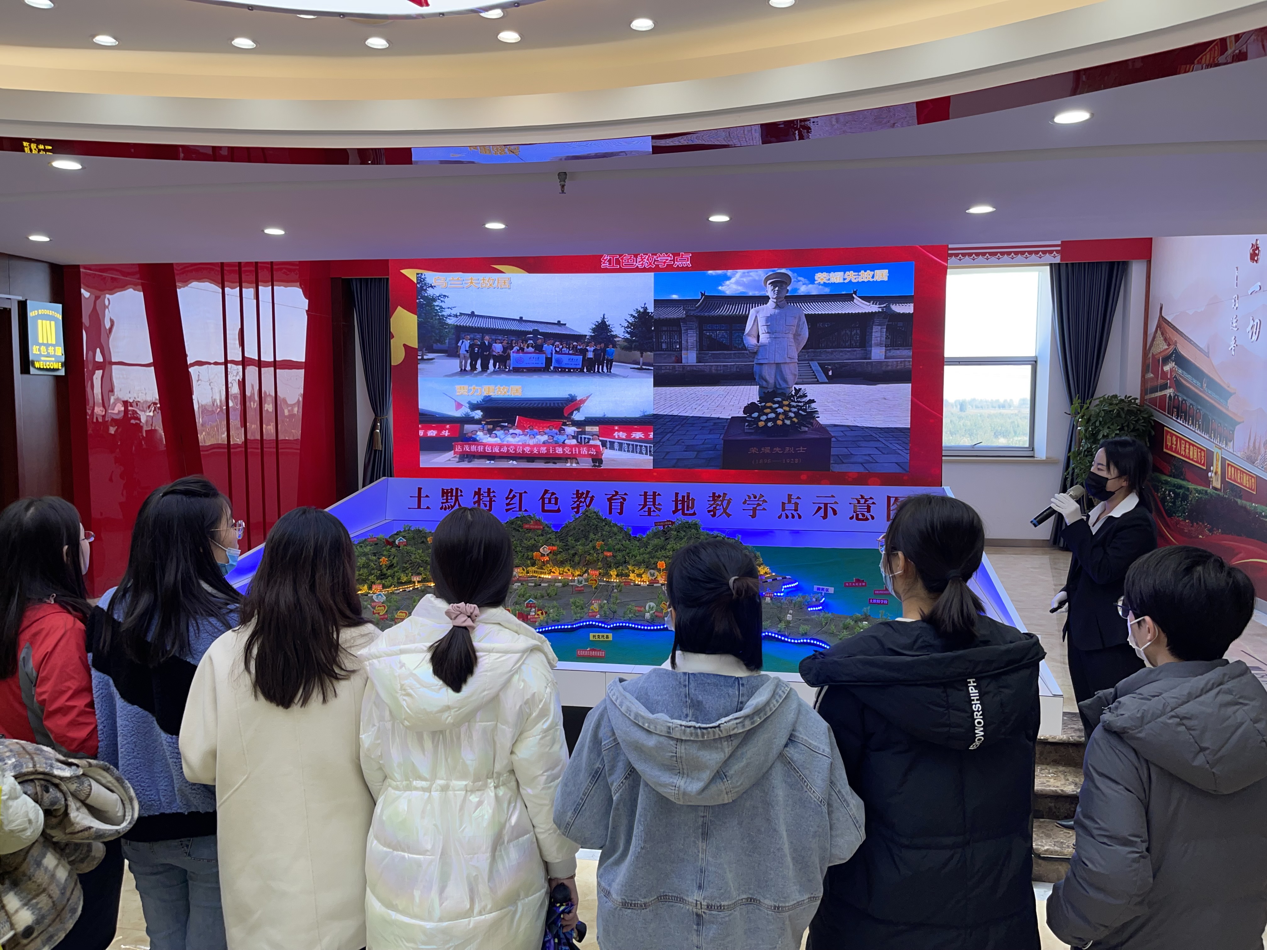 图为同学们参观土默特红色教育基地.jpg 图为同学们参观土默特红色教育基地.jpg