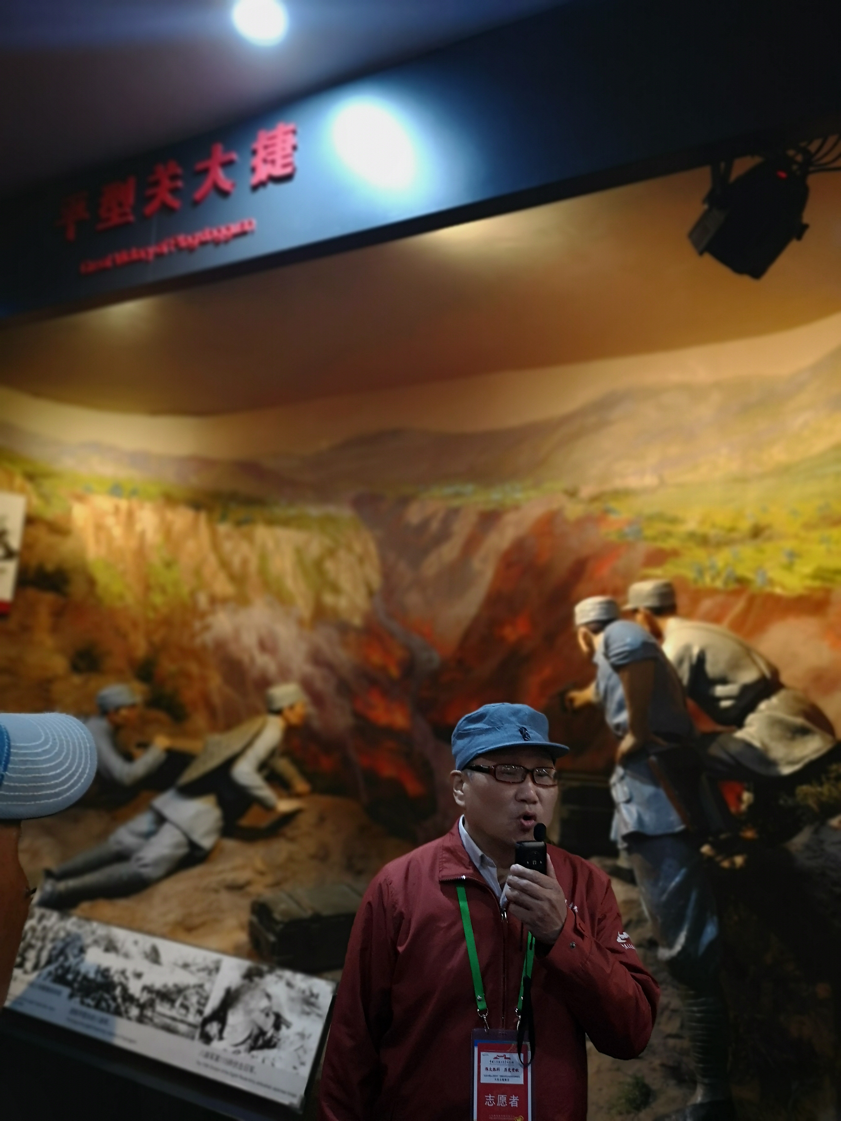 图为纪念馆志愿者讲解“平型关大捷”.jpg 图为纪念馆志愿者讲解“平型关大捷”.jpg