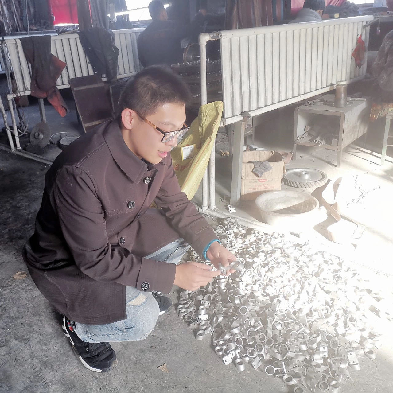 杨千帆在当地企业生产车间.jpg